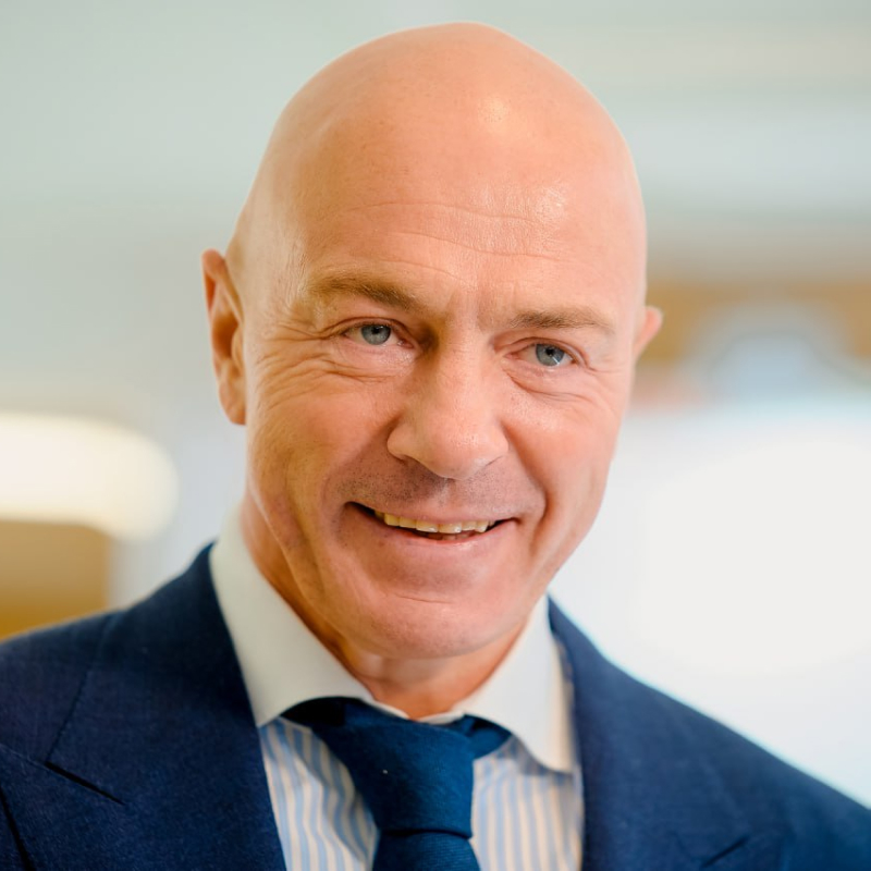 Олег Новиков