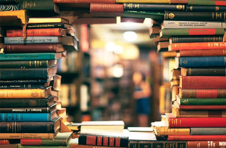 Во Франции закрыли книжные магазины, но продают алкоголь