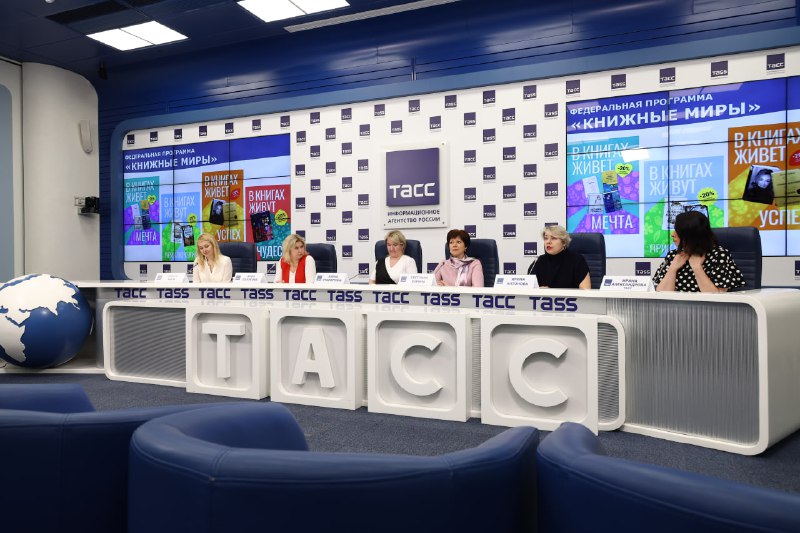 «Книжные миры»: о ценности книг и книжных магазинов в России