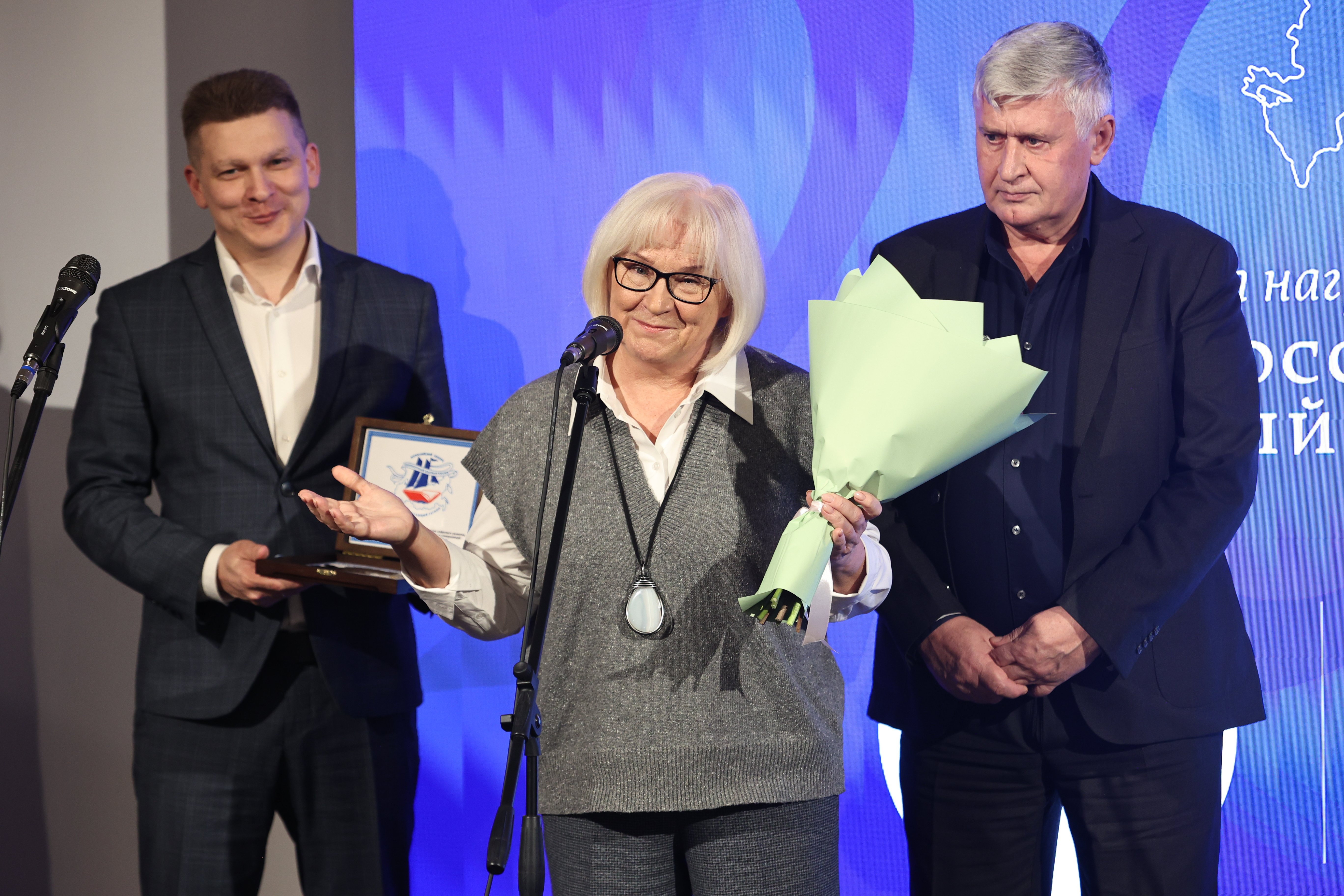  Заместитель председателя Правительства Архангельской области Дементьев Иван Александрович, Директор ГБУК Архангельской области «Архангельская областная научная ордена «Знак Почета» библиотека имени Н.А. Добролюбова» Степина Ольга Геннадьевна и Управляющий Вице-президент РКС, Генеральный директор издательства ООО «Вече» Палько Леонид Леонидович